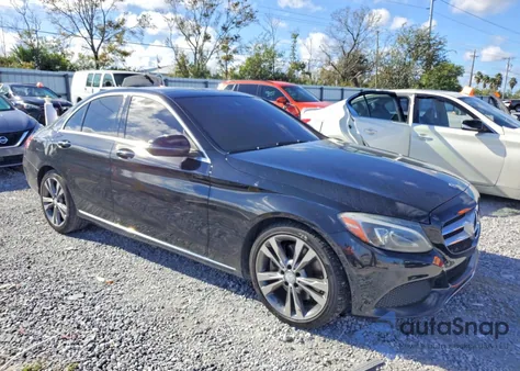2016 Mercedes-Benz C 300 z USA, uszkodzony, nr VIN 55SWF4JB6GU154559